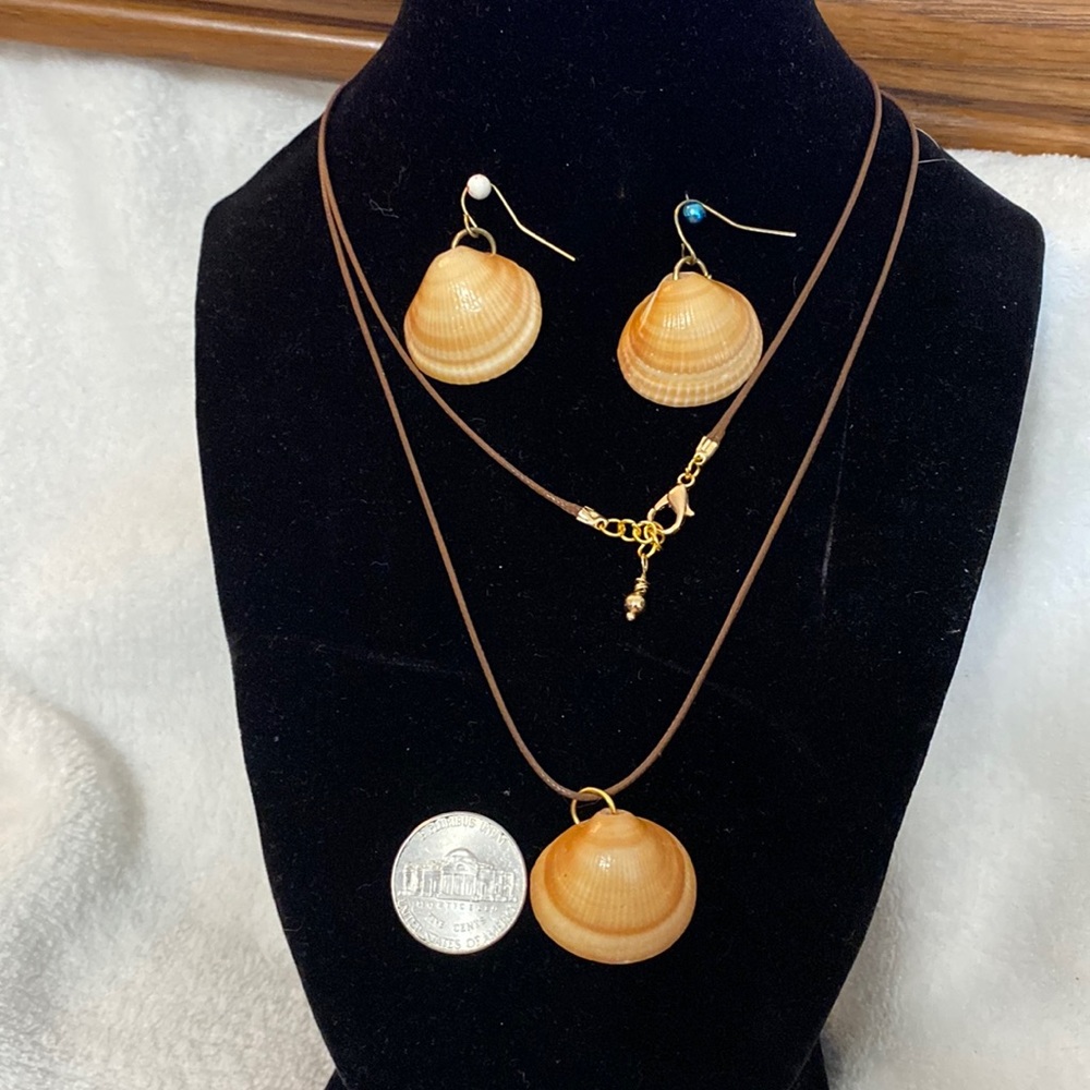 FL Spectral Bittersweet Clam pendant w/ earrings.